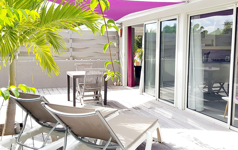 O Purple avec sa terrasse et son entrée discrètes idéal pour des amoureux